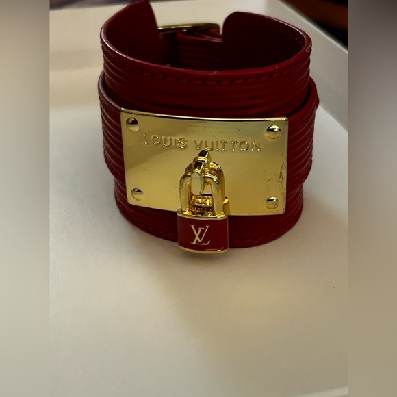 Authentic Louis Vuitton cuff bracelet in red Epi leather. - Picture 2 of 7